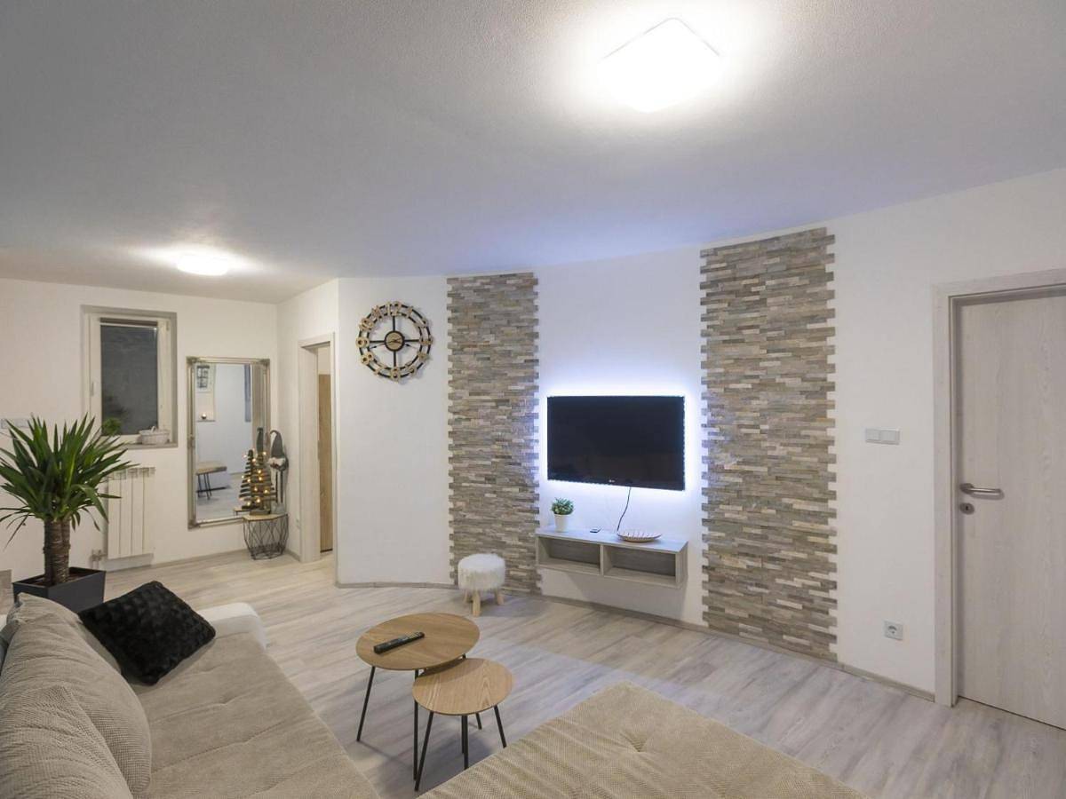 Ganze Wohnung, Downtown Koper Spacious Apartment with Balcony - Two Bedroom Apartment with Balcony in Koper, Slowenische Riviera