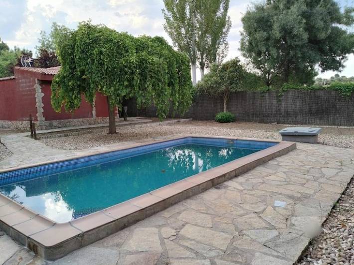 Casa rural para 6 personas, con Jacuzzi y Terraza además de Jardín y Piscina en El Barraco