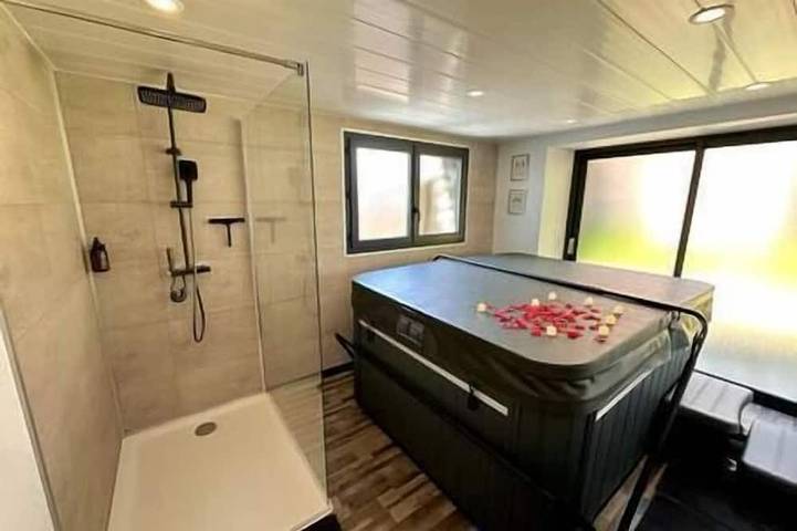 Parenthèse en Planèze spa, sauna, cinéma, jardin in Valuéjols, Parc naturel régional des Volcans d'Auvergne
