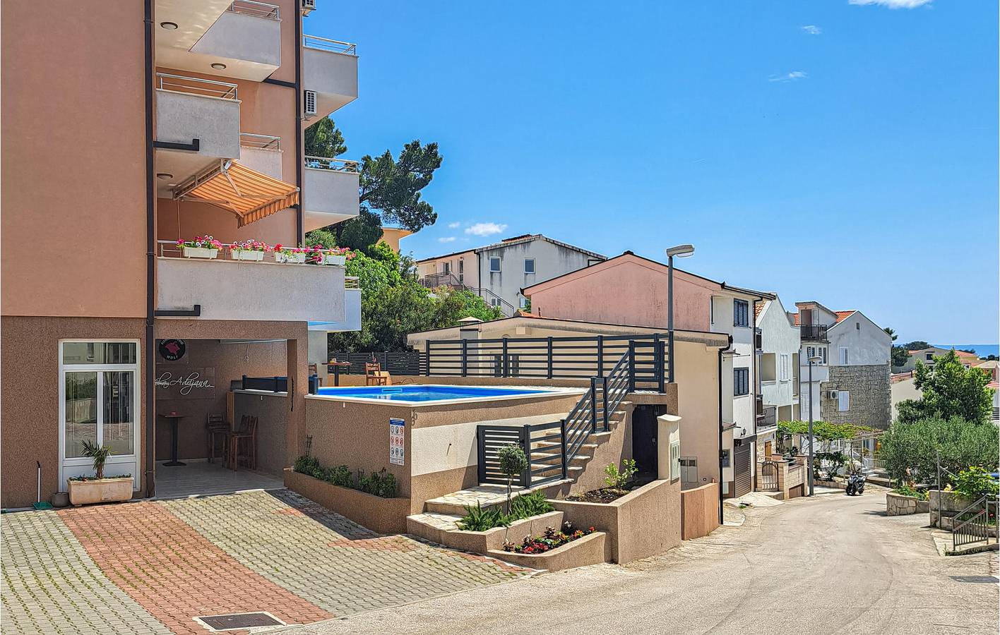 Ganze Ferienwohnung, Gemütliche 1-Zimmer-Wohnung mit Pool, 500 m vom Strand entfernt und inklusive Parkplatz in Baska Voda, Makarska Riviera