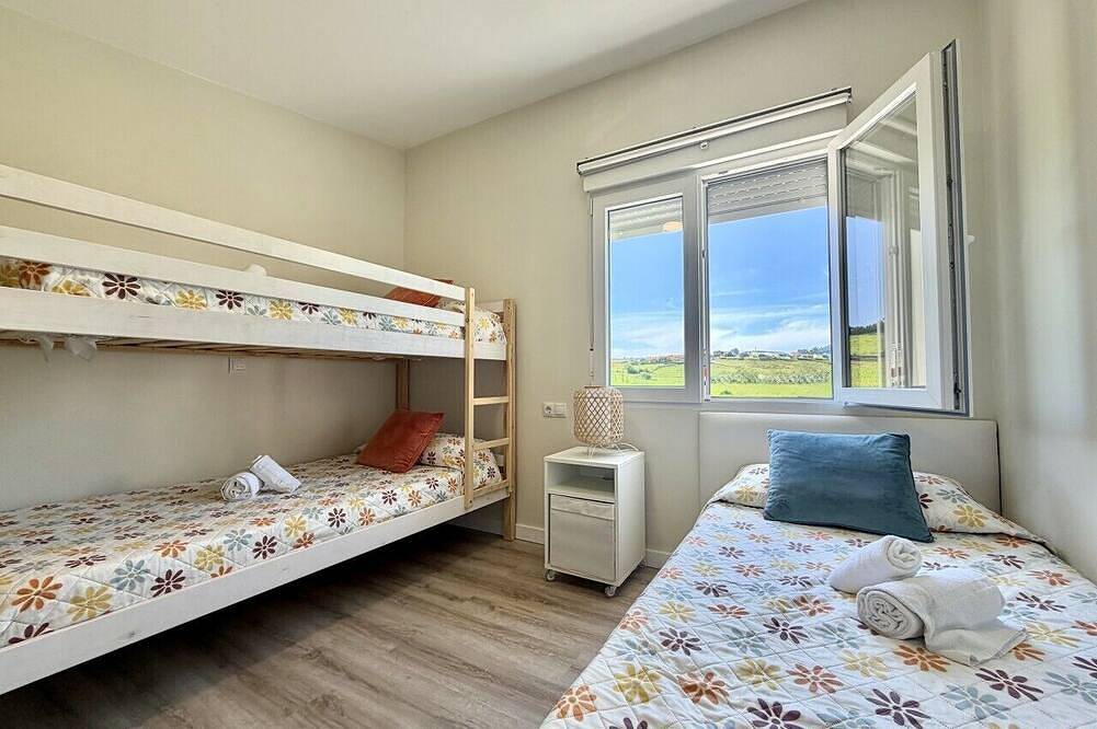 Entire apartment, Detached house with garden Ajo Beach in Playa de Cuberris (Bareyo), Bareyo