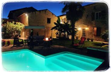 Cottage pour 2 personnes, avec vue ainsi que jardin et piscine, adapté aux familles dans Tourriers