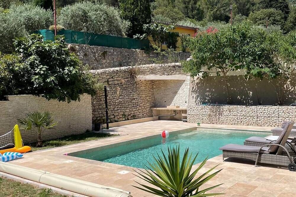 Mas Provencal 10 - 12 persons with swimming pool in Fontaine de Vaucluse in Fontaine-de-Vaucluse, Vaucluse