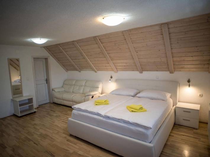 Gîte pour 2 personnes, avec Jardin et Piscine dans Plitvička Jezera