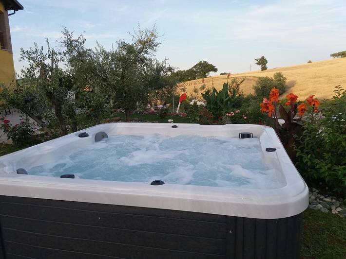 Agriturismo per 8 persone, con giardino e vista lago nonché panorama a Pesaro