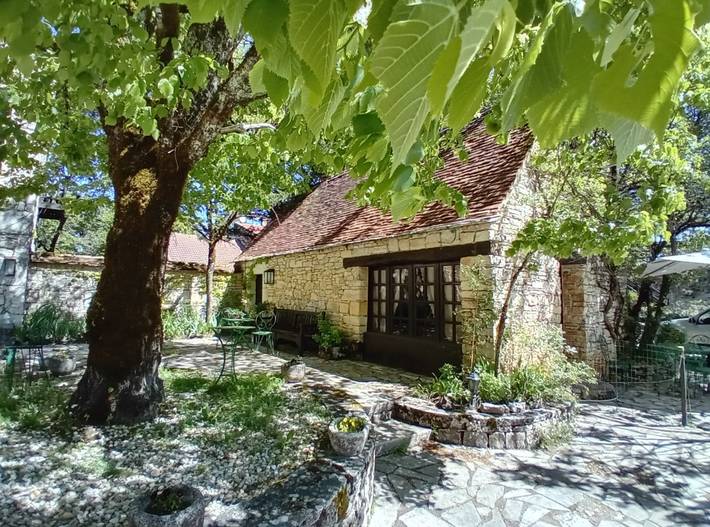 Gîte pour 3 personnes, avec terrasse et piscine, animaux acceptés à Uzech