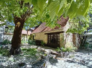 Gîte pour 3 personnes, avec terrasse et piscine, animaux acceptés à Uzech