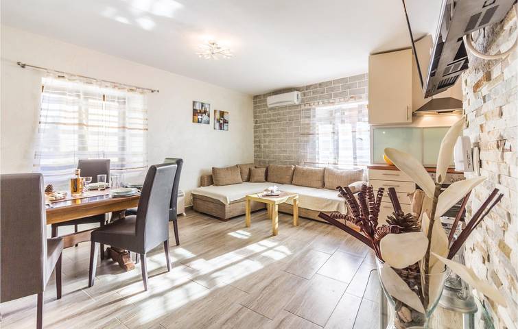 Familienfreundliche Ferienwohnung mit Terrasse in der Nähe eines FKK-Strandes in Pomer, Südküste Istrien