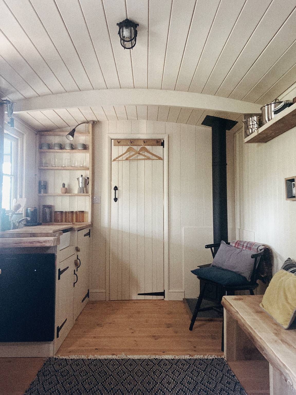 Pet Friendly Shepherd's Hut, Sleeps 2 with Hot Tub in Burrowbridge, Somerset