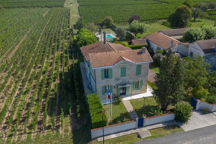 Location de vacances pour 11 personnes, avec vue et jardin ainsi que terrasse et piscine à Néac
