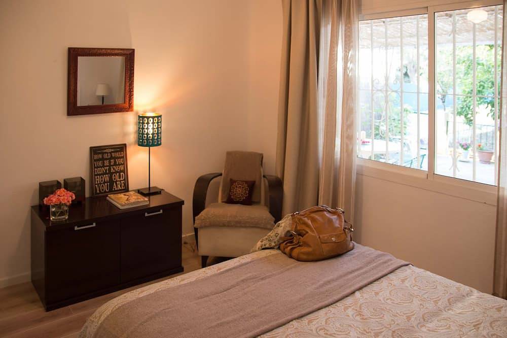 Charming house with private pool, garden, shade areas & bbq in El Pinar Torremolinos, Torremolinos
