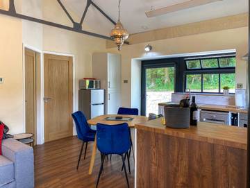 Log Cabin for 4 People in Staffordshire, Photo 4