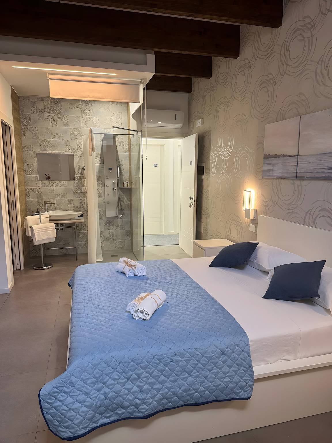 Room 101 at "Le Saline Rooms Marzamemi" with Wi-Fi and Air Conditioning in Marzamemi, Pachino