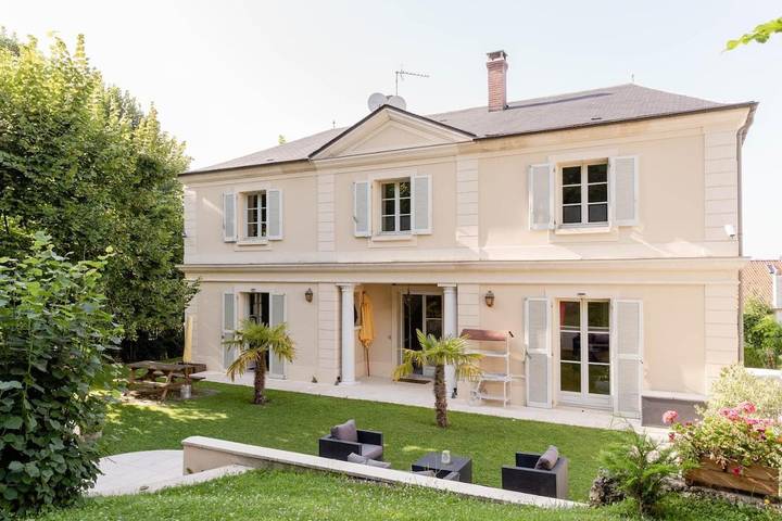 Gîte pour 2 personnes, avec Terrasse ainsi que Jardin et Vue à Bougival