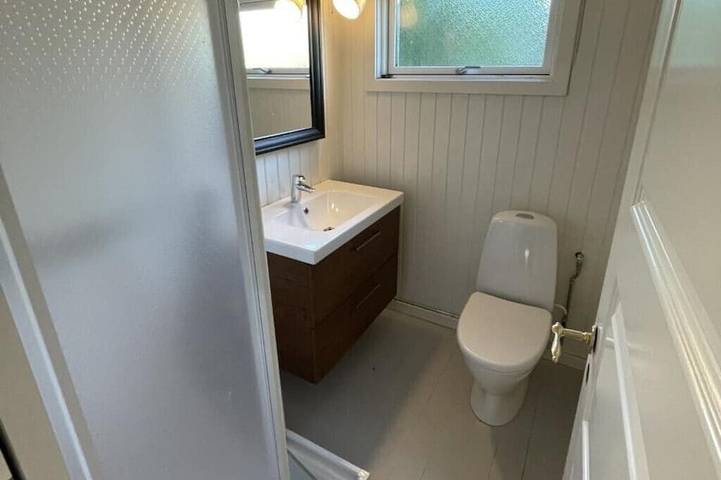 Cozy cottage with water views from the beds in Egedal