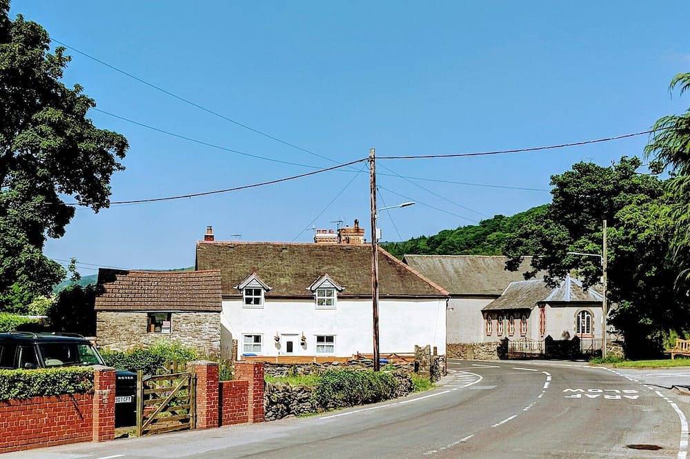 Traditional Cottage with hot tub and log burner in Llandrillo, Snowdonia