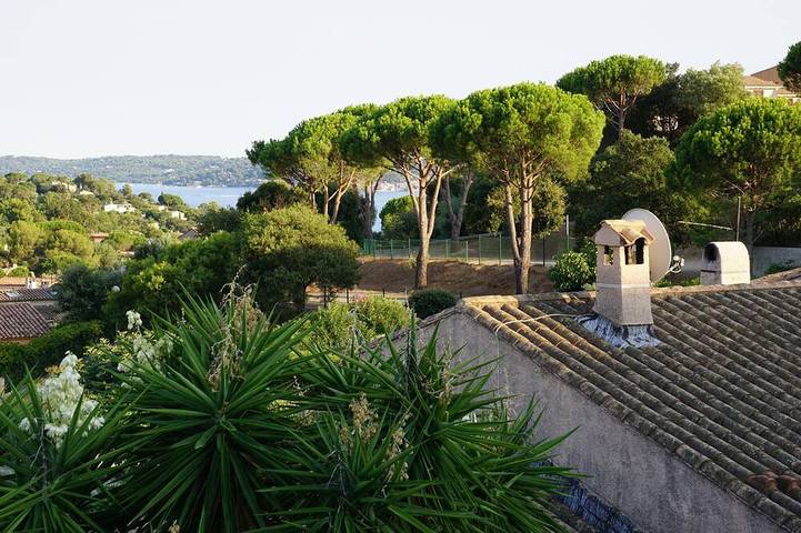 Gîte pour 4 personnes, avec Terrasse ainsi que Jardin et Piscine