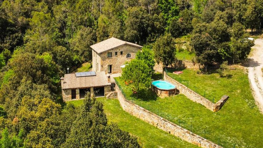 Gîte pour 9 personnes, avec piscine et jardin à Beuda