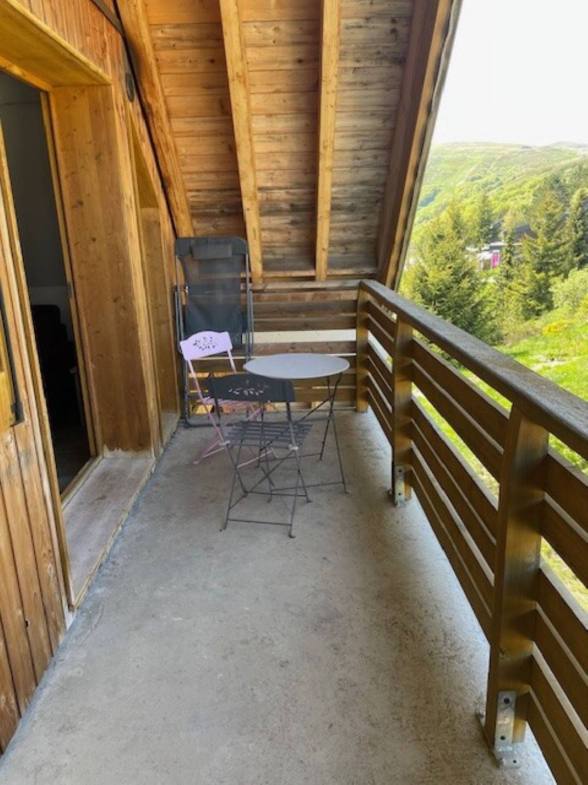 Entire apartment, Holiday apartment for 6 people with balcony in Super Besse, Besse-et-Saint-Anastaise