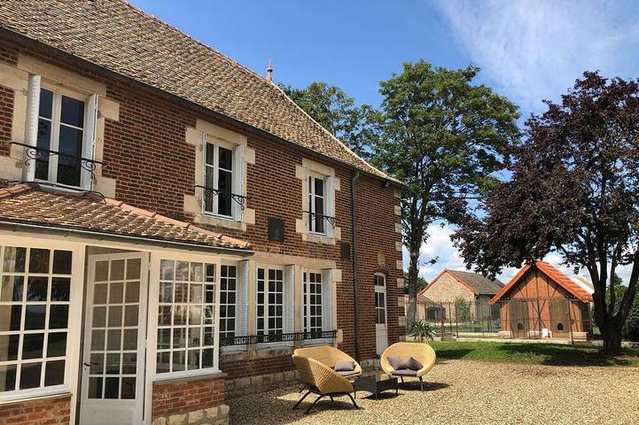 Location de vacances pour 10 personnes, avec Terrasse ainsi que Jardin et Piscine à Bragny-sur-Saône