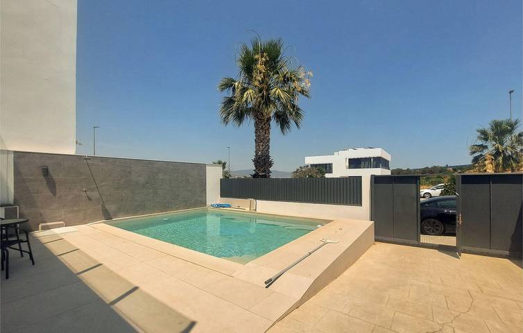 Charming 2km from Los Rosales: Heated Pool & Modern Amenities in Alhaurín de la Torre, Costa del Sol