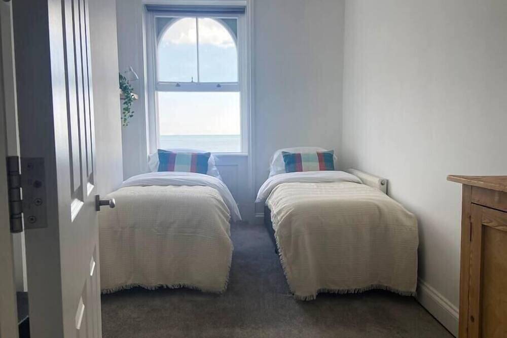 Entire apartment, Spacious 2Bd Flat with Stunning Views Folkestone in Folkestone, Kent