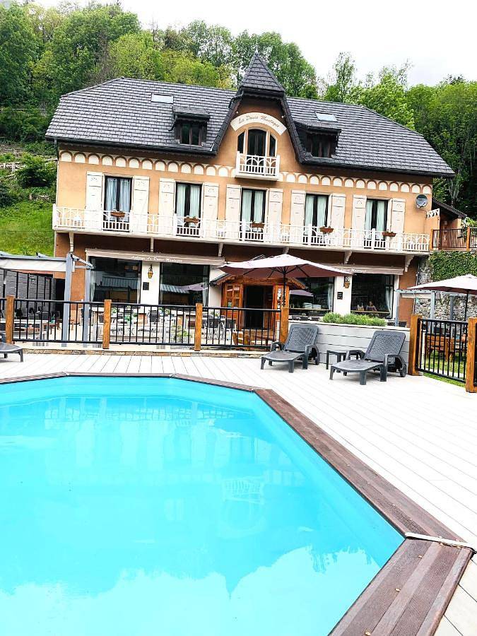 Hôtel pour 2 personnes, avec vue ainsi que piscine et jardin dans Office De Tourisme D Allemont