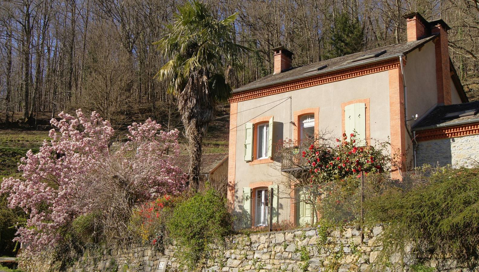 Gîte Decauville – „Im blühenden Garten“ in Bonac-Irazein, Parc naturel régional des Pyrénées ariégeoises