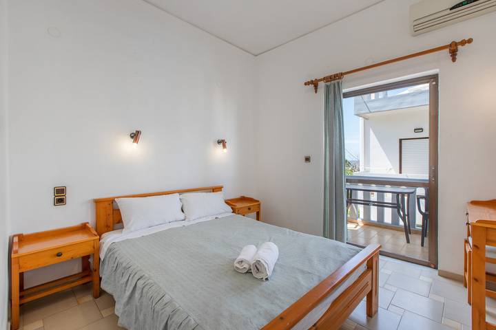Entire apartment, Apartment 'Popi 2-Bedroom' with Mountain View, Wi-Fi and Air Conditioning in Agia Marina, Chania region