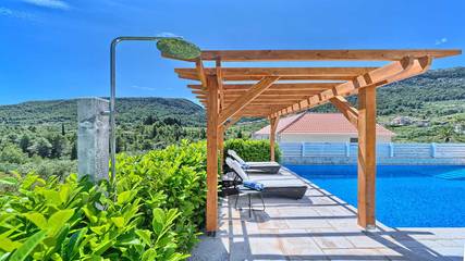 Villa for 10 People in Pitve, Hvar, Photo 1