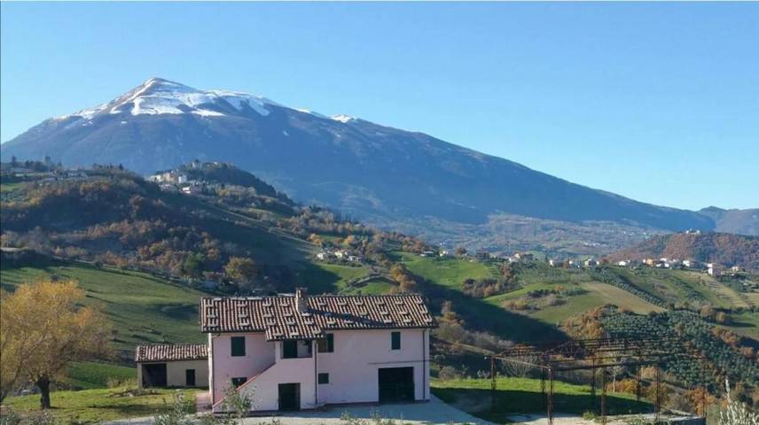 Agriturismo per 9 persone, con giardino, con animali domestici in Provincia di Teramo
