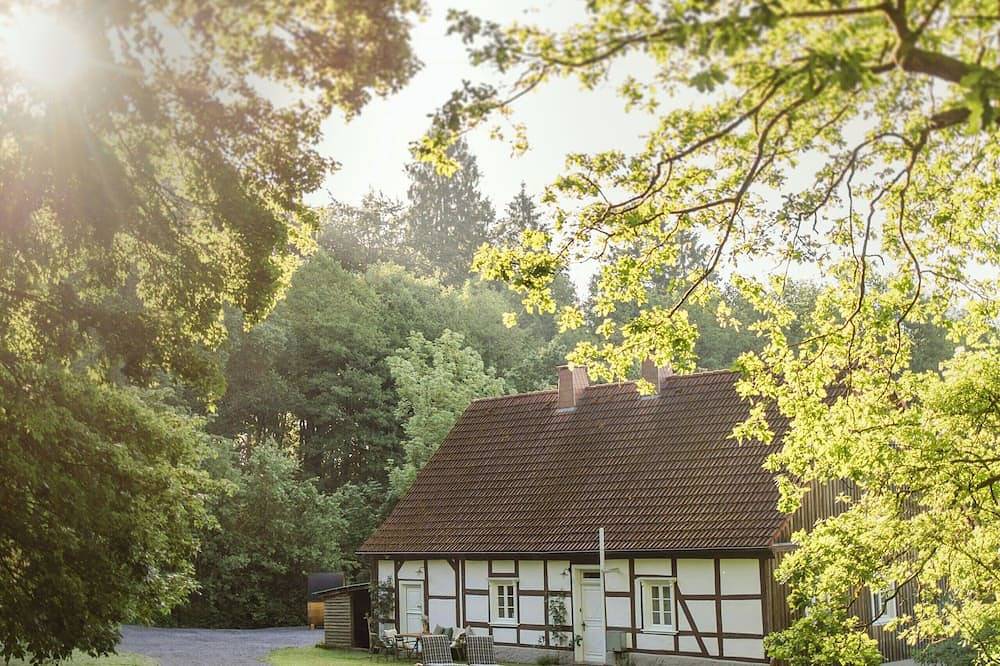 Forsthaus mit Fasssauna am Rand des Eggegebirges in Lichtenau, Teutoburger Wald