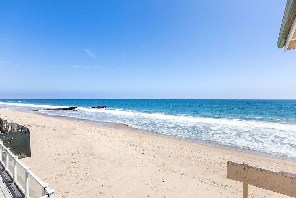 Ganze Wohnung, Modern Malibu Road Oceanfront Beach House with Ac Private Beach in Malibu, Los Angeles County