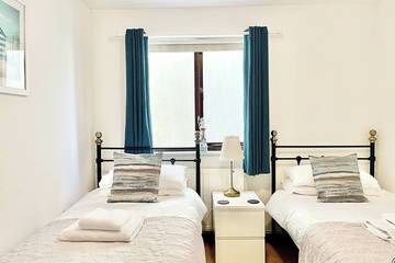 Log Cabin for 4 People in Padstow, Cornwall, Photo 2