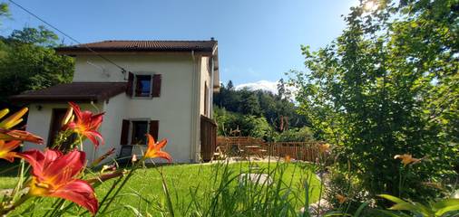Gîte pour 5 personnes, avec terrasse et jardin à Rochesson