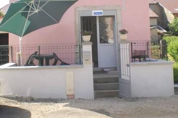 Gîte pour 2 personnes, avec terrasse à Pupillin