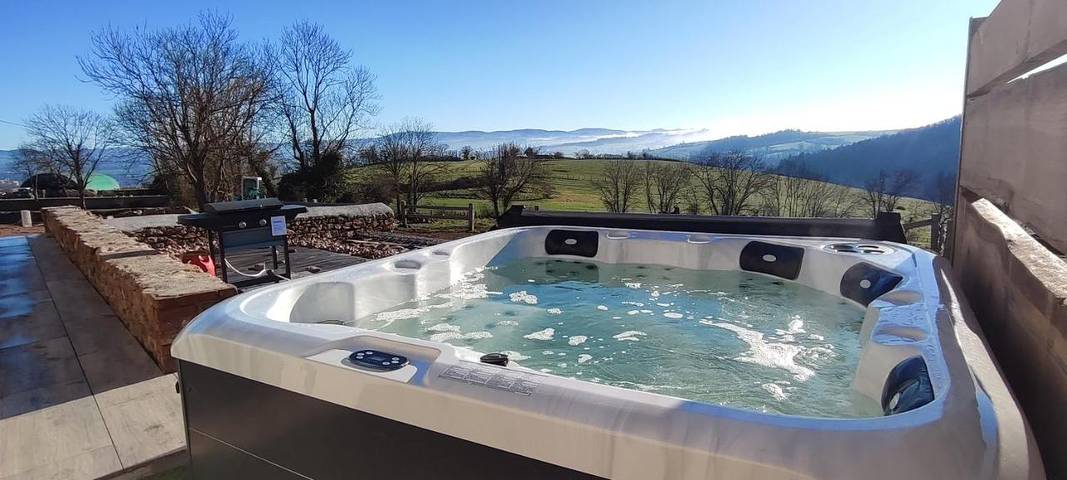 Location de vacances pour 12 personnes, avec vue et jardin à Neaux
