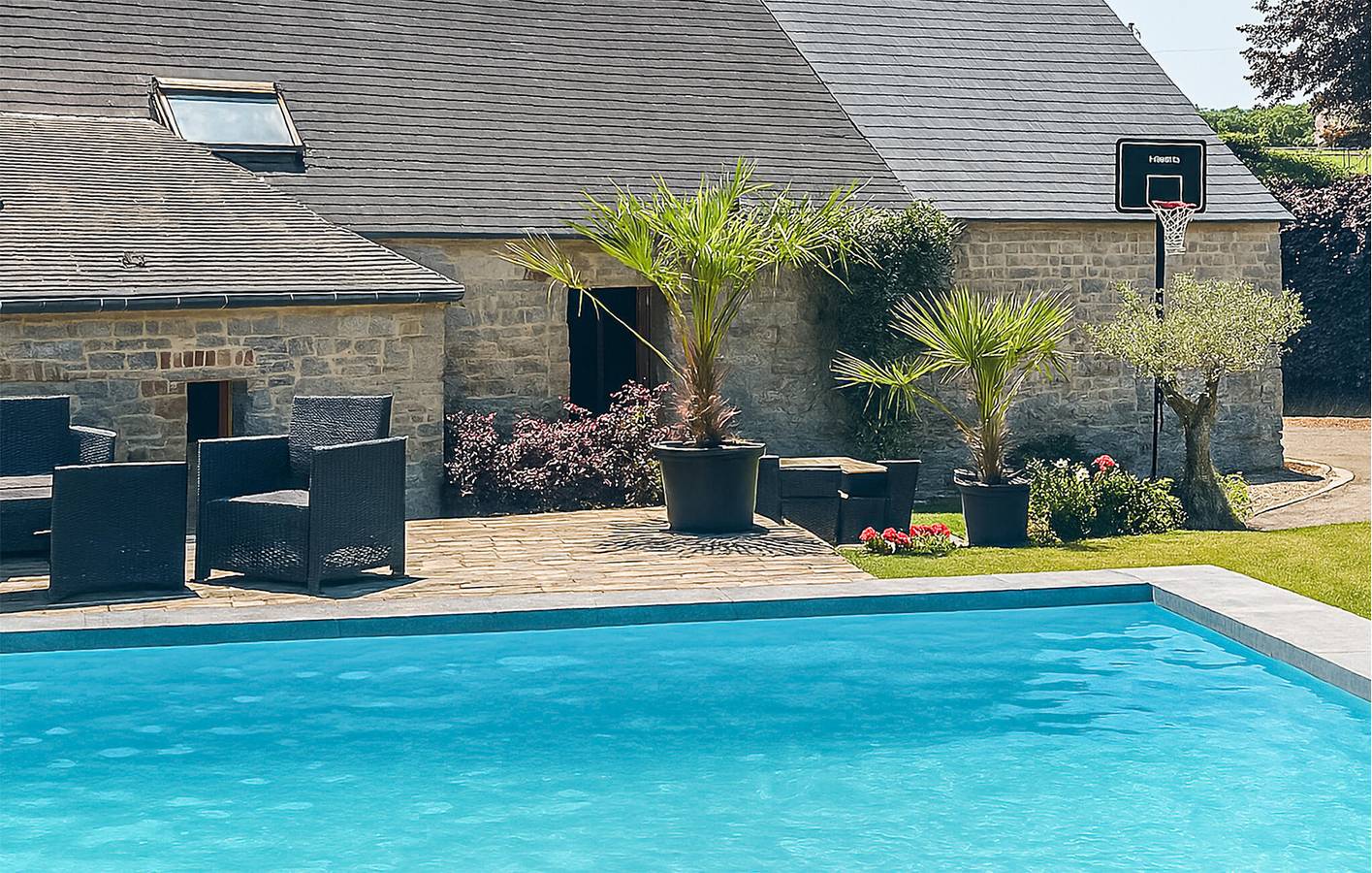 Gemütliche 1-Zimmer-Wohnung mit Pool und Garten, 300 m vom Stadtzentrum von Hestrud entfernt in Hestrud, Avesnes-sur-Helpe