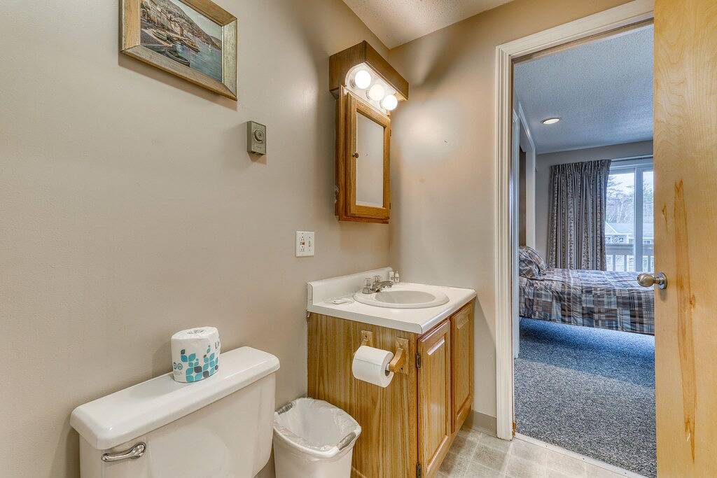 Ganze Wohnung, Lakefront Eigentumswohnung w / shared Annehmlichkeiten Resort & Gasgrill in Gilford, Lake Winnipesaukee