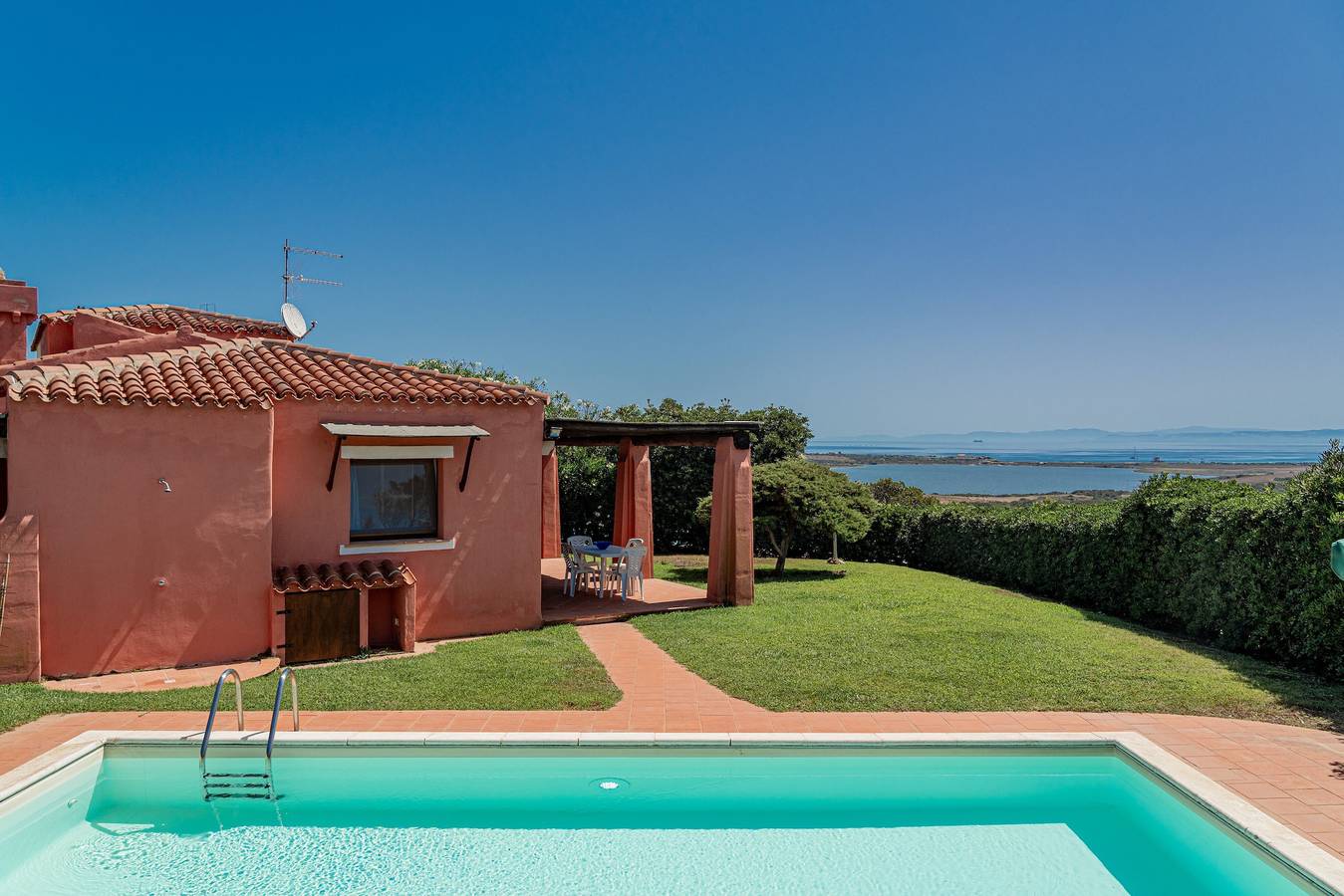 Villa 'Alba Piscina Vista Mare' con vista mare, Wi-Fi e aria condizionata in Stagno di Casaraccio, Punta De Su Turrione