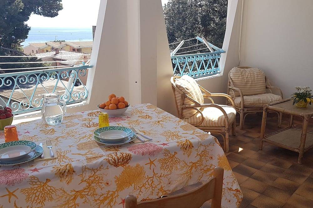 Apartamento entero, Ático con vistas al mar a solo 30 metros de las playas con plaza de aparcamiento en el patio. in Cala Gonone, Dorgali