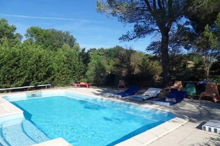 Gîte pour 4 personnes, avec Terrasse ainsi que Jardin et Piscine