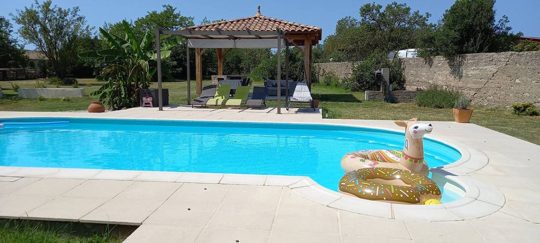 Gîte pour 2 personnes, avec piscine ainsi que jardin et terrasse à Lauret