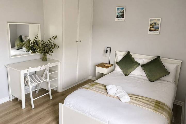 Entire apartment, Modern and Spacious No. 5 - sleeps 6 - free parking in Galway, County Galway