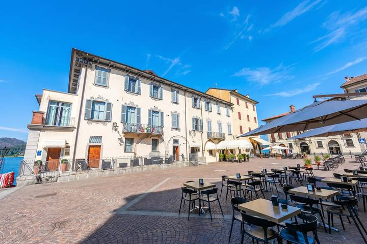 Apartamento entero, Il Nido Del Cigno, Arona Lakefront Apartment with Terrace and A/C in Arona (Lago Maggiore), Municipio de Arona