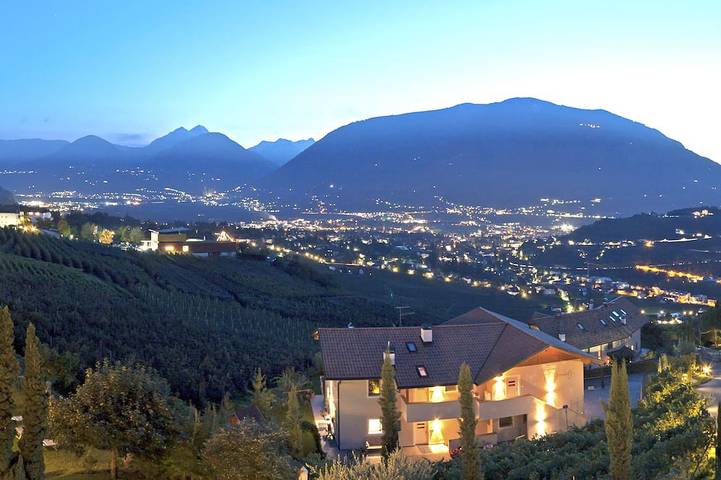 Hütte für 4 Personen, mit Balkon und Whirlpool sowie Terrasse und Garten in Schenna
