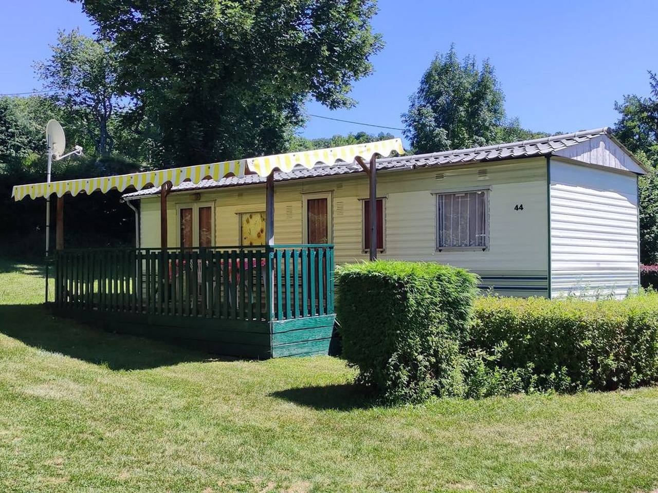 Accessible mobile home for 4 guests in La Tour-d'Auvergne, Volcans d'Auvergne Regional Nature Park