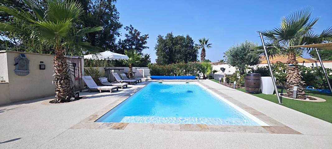 Appartement de vacances pour 3 personnes, avec jardin et piscine ainsi que terrasse et jacuzzi