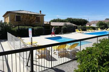 Gîte pour 2 personnes, avec jardin ainsi que terrasse et piscine à Régusse