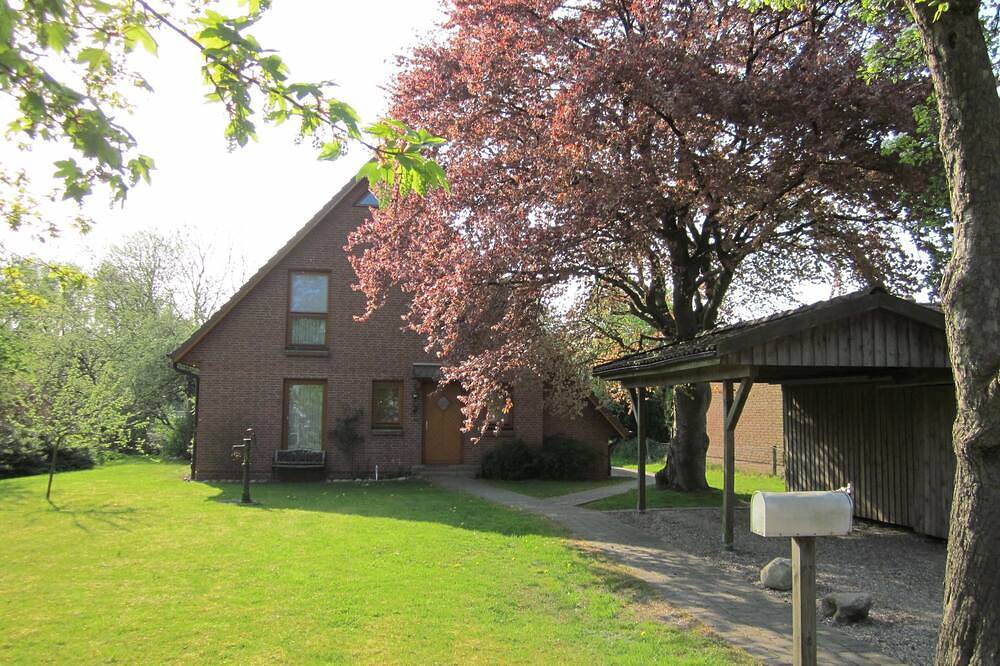 **** Ferienhaus in Nordseenähe, großer Apfelgarten, Ruheoase in Südwestlage in Lehe, Halbinsel Eiderstedt